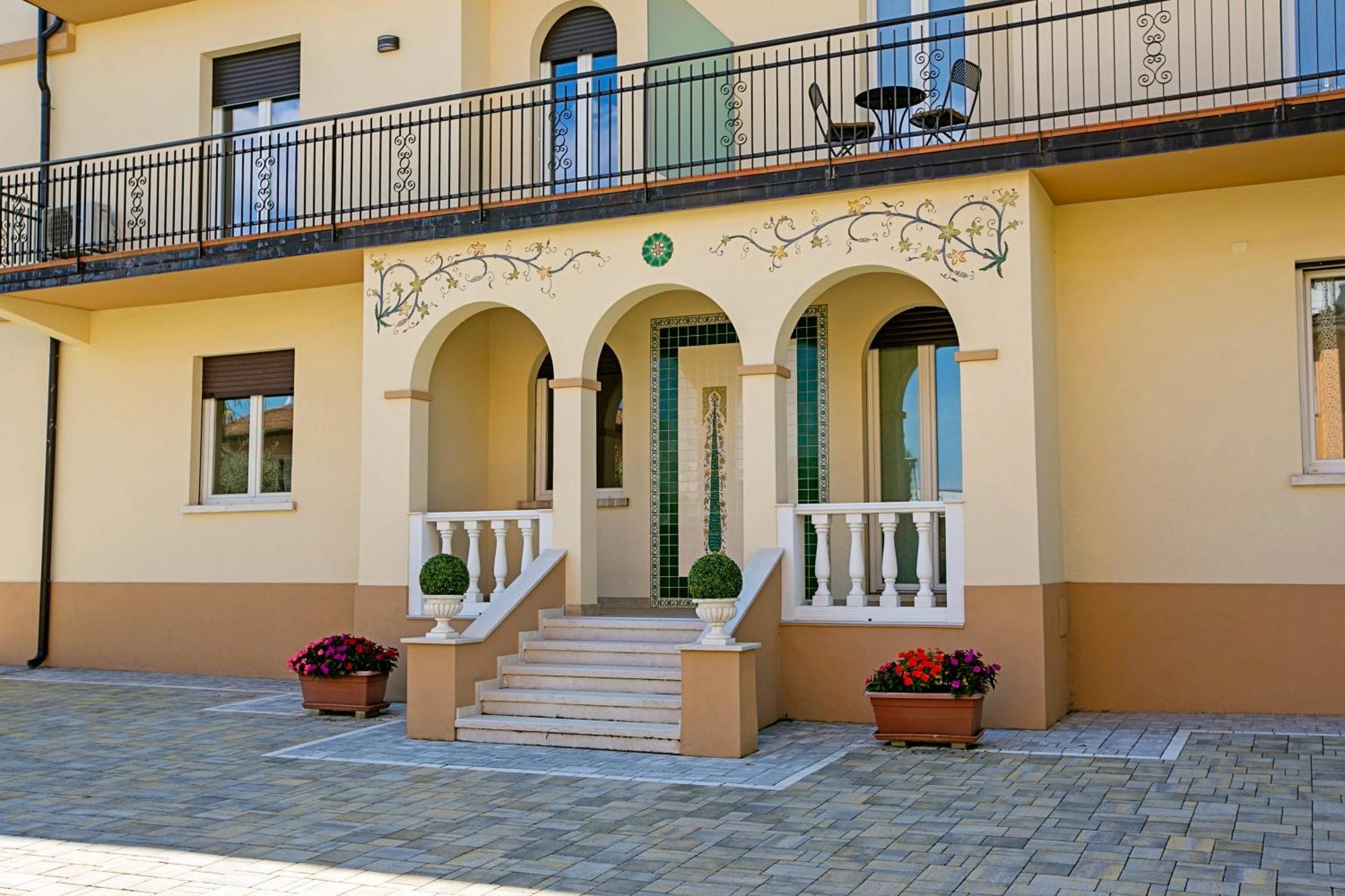 Villa Mimosa - Appartamento 1 - Happy Rentals Дезенцано-дель-Гарда Экстерьер фото